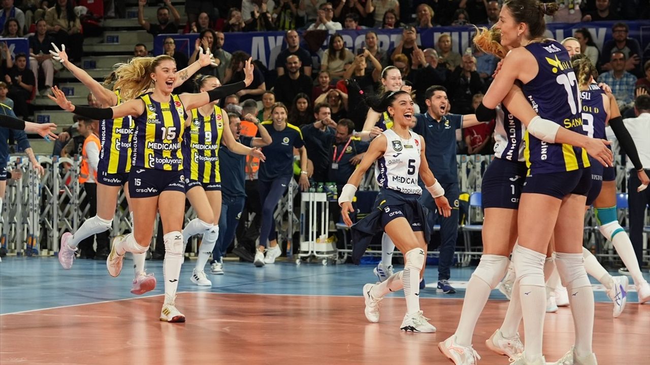 Fenerbahçe Medicana, AXA Sigorta Kadınlar Kupa Voley'de Şampiyon Oldu