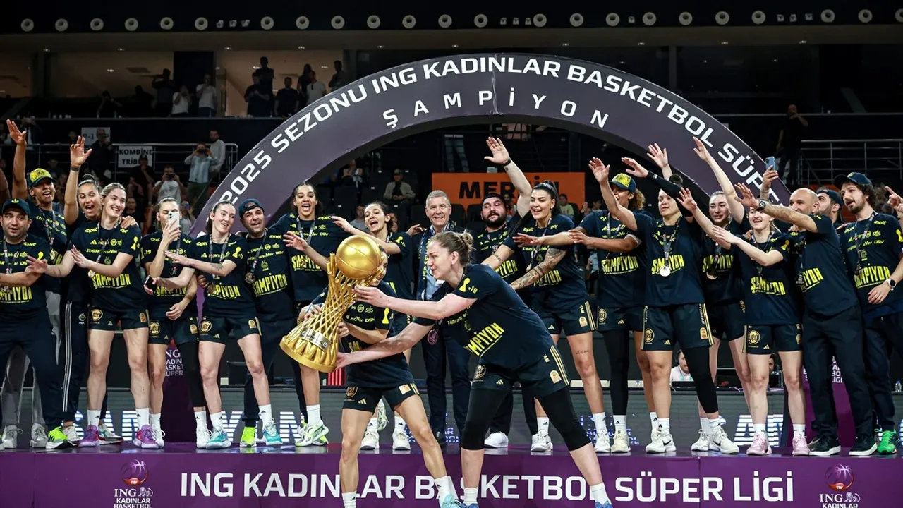 Fenerbahçe Opet, ING Kadınlar Basketbol Süper Ligi'nde Şampiyonluğa Ulaştı