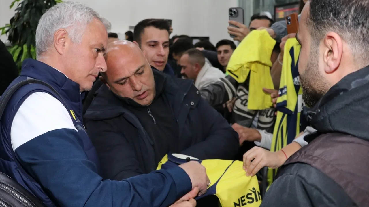 Fenerbahçe, Sivasspor Maçı İçin Sivas'a Ulaştı