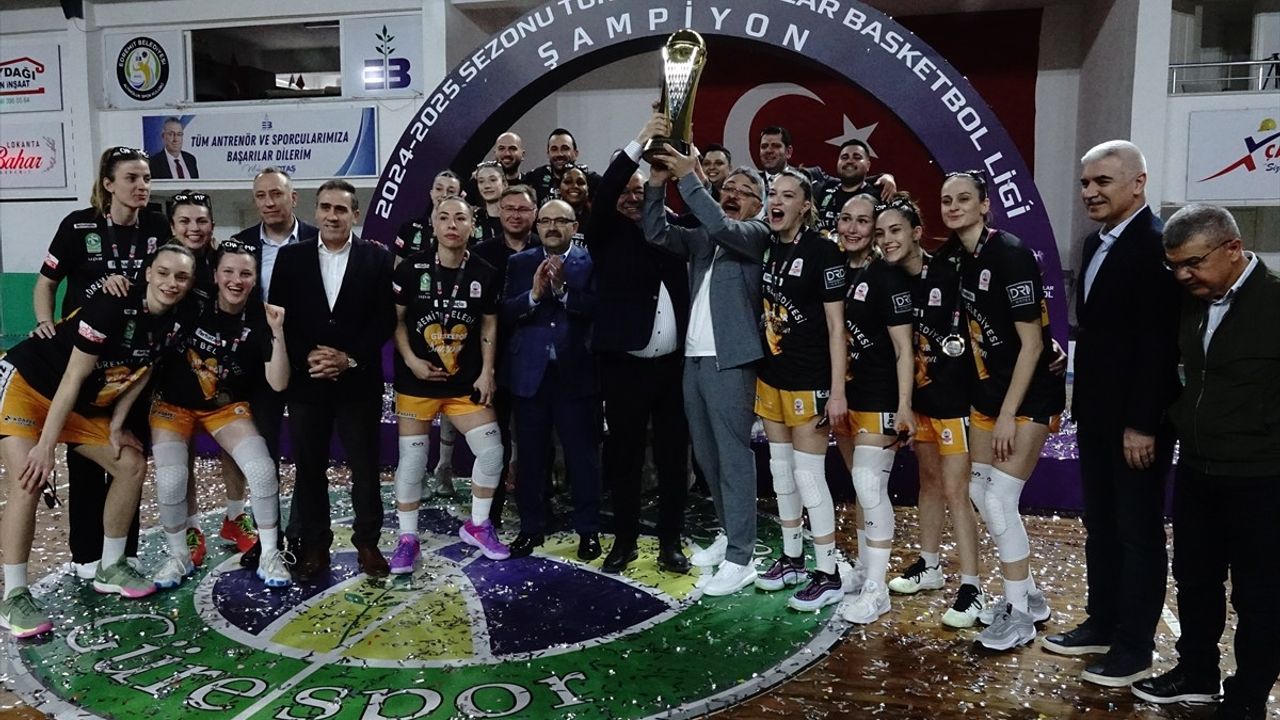 Ferhatoğlu Edremit Belediyesi Gürespor, Şampiyonluk Kupasını Törenle Aldı