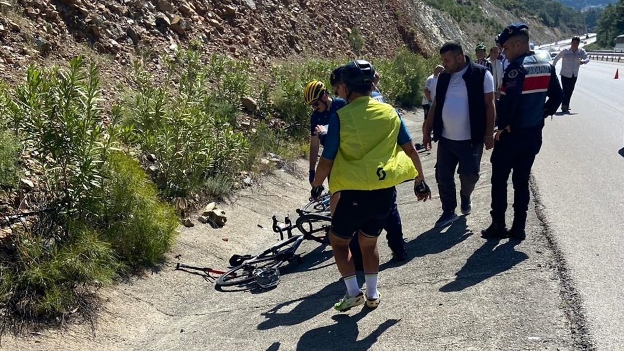 Fethiye'de Otomobilin Çarptığı 3 Bisikletli Yaralandı