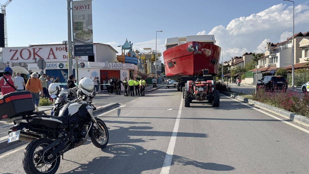 Fethiye'de Tekne Taşıyan Römorkun Altında Kalan Kişi Hayatını Kaybetti