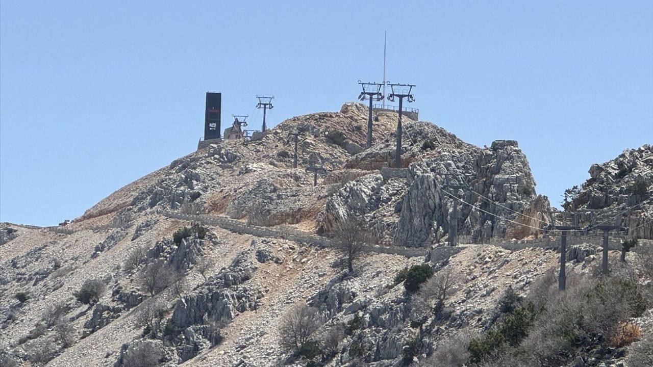 Fethiye'de Yamaç Paraşütünün Düşmesi: Pilot ve Yolcusunun Cenazeleri Eskişehir'de Defnedildi