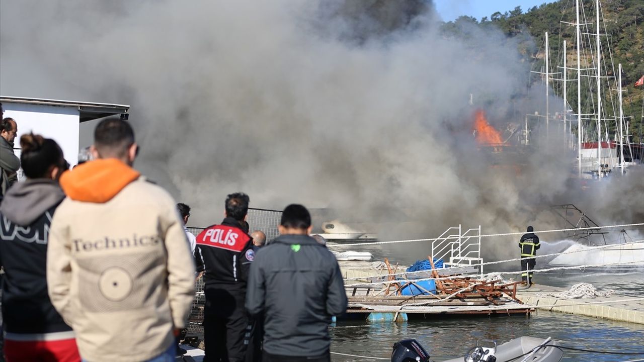 Fethiye'de Yanan 3 Tekneye İtfaiye ve Sahil Güvenlik Müdahale Ediyor