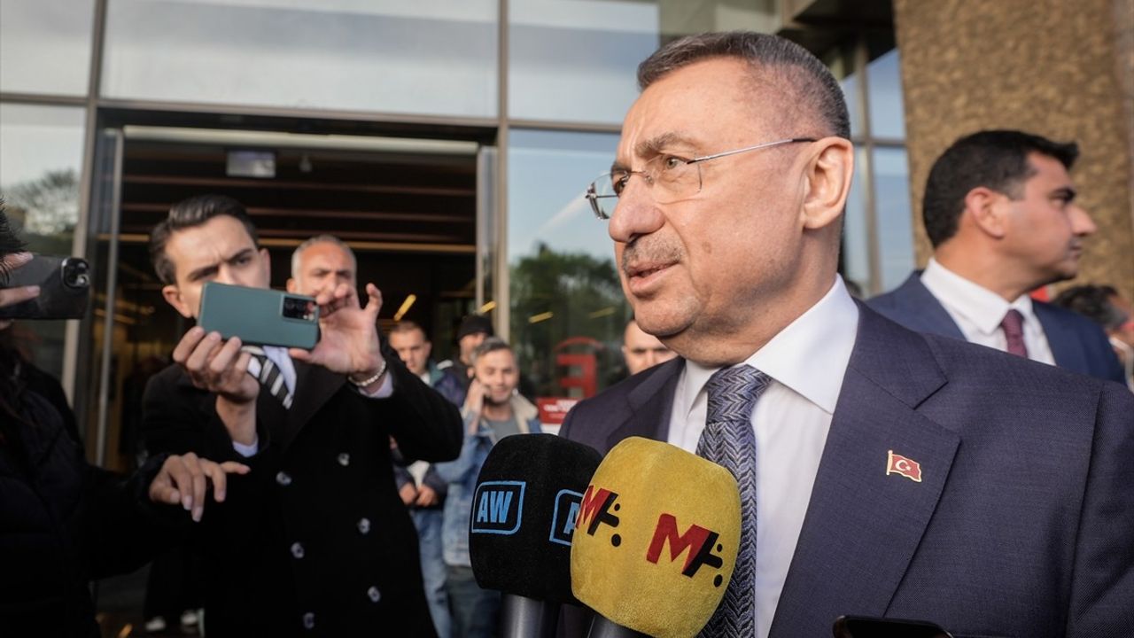 Fuat Oktay, TBMM Başkanvekili Sırrı Süreyya Önder'i Hastanede Ziyaret Etti