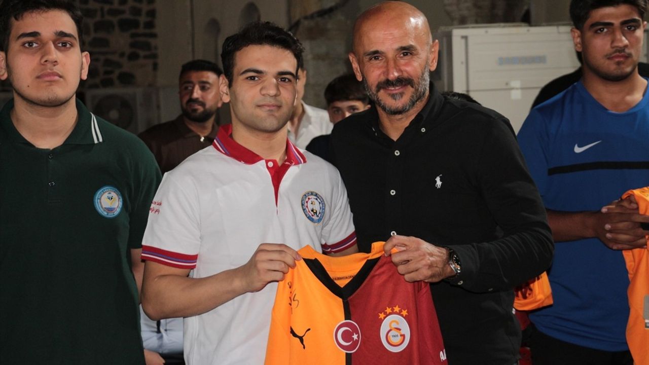 Galatasaraylı Eski Futbolcular Cizreli Gençlerle Buluştu