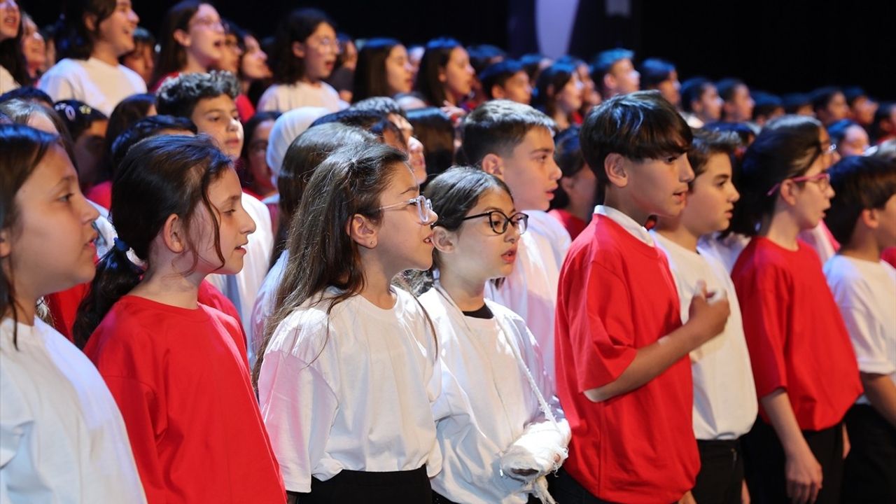 Gaziantep'te 1000 Kişilik Çocuk Korosu, 23 Nisan Konserinde Sahne Aldı