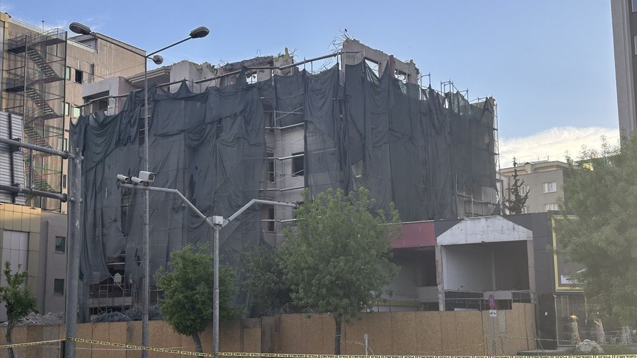 Gaziantep'te Ağır Hasarlı Bina Yıkımında Çökme Olayı