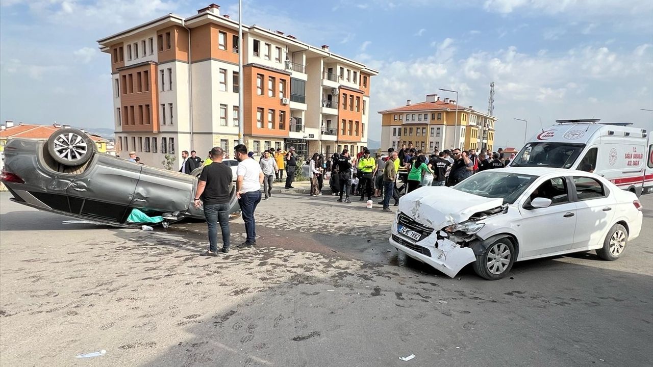 Gaziantep'te İki Otomobilin Çarpıştığı Kazada 9 Kişi Yaralandı