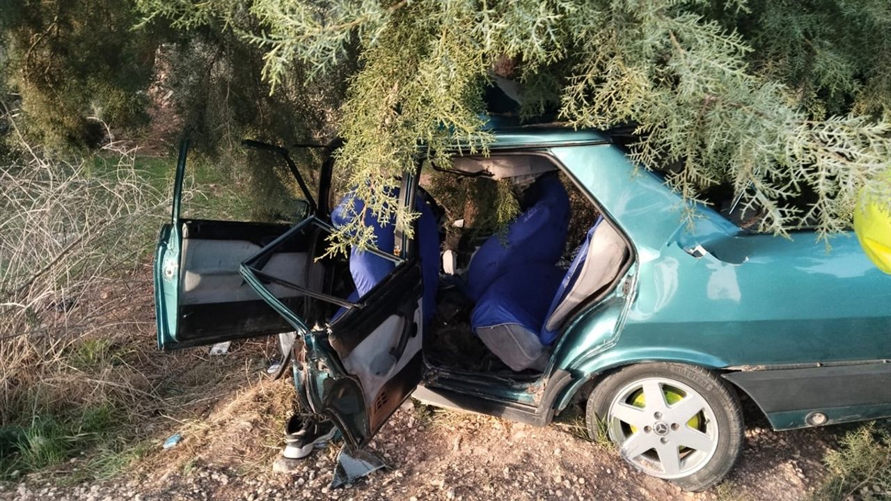 Gaziantep'te Otomobilin Ağaca Çarpması Sonucu 2 Yaralı