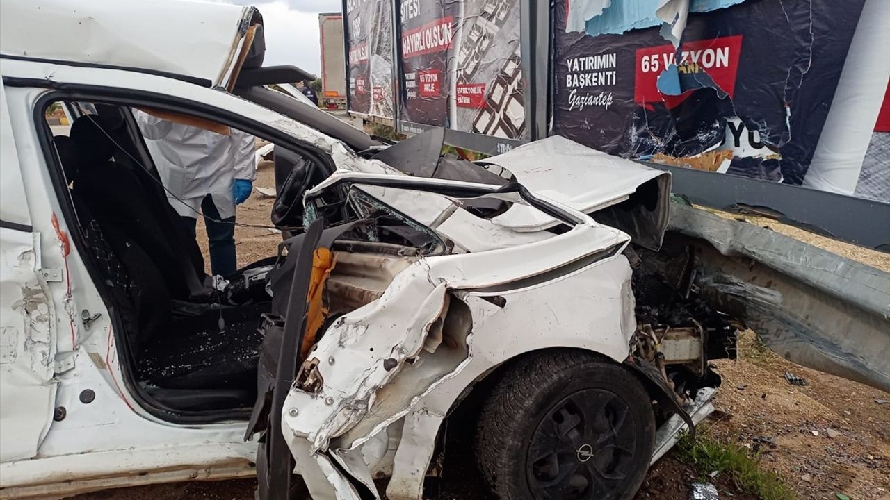 Gaziantep'te Tırla Çarpışan Otomobilde 2 Kişi Hayatını Kaybetti