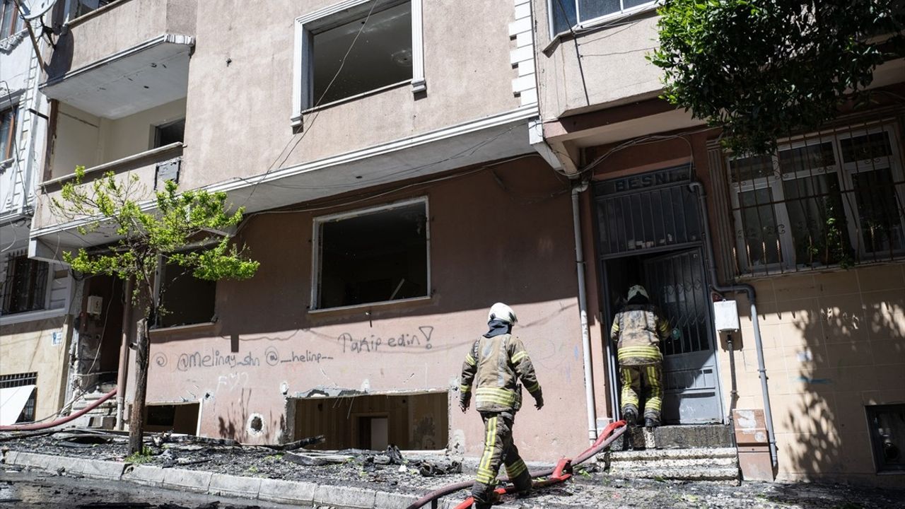 Gaziosmanpaşa'da Metruk Binada Yangın Kontrol Altına Alındı