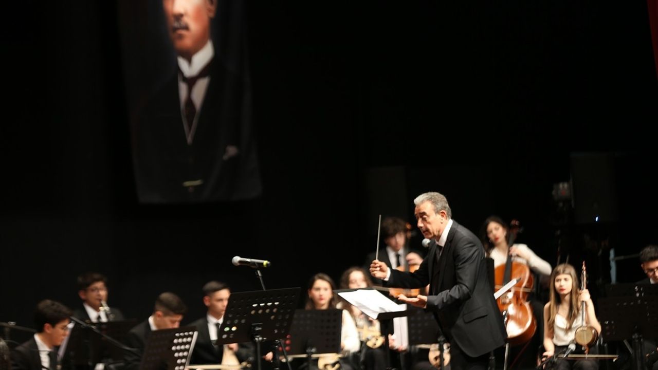 Gençlik Türk Müziği Orkestrası Çanakkale'de Konser Verdi