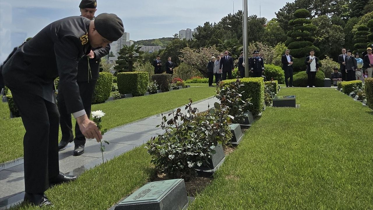 Genelkurmay Başkanı Orgeneral Metin Gürak, Kore Cumhuriyeti'nde Türk Şehitliği'ni Ziyaret Etti