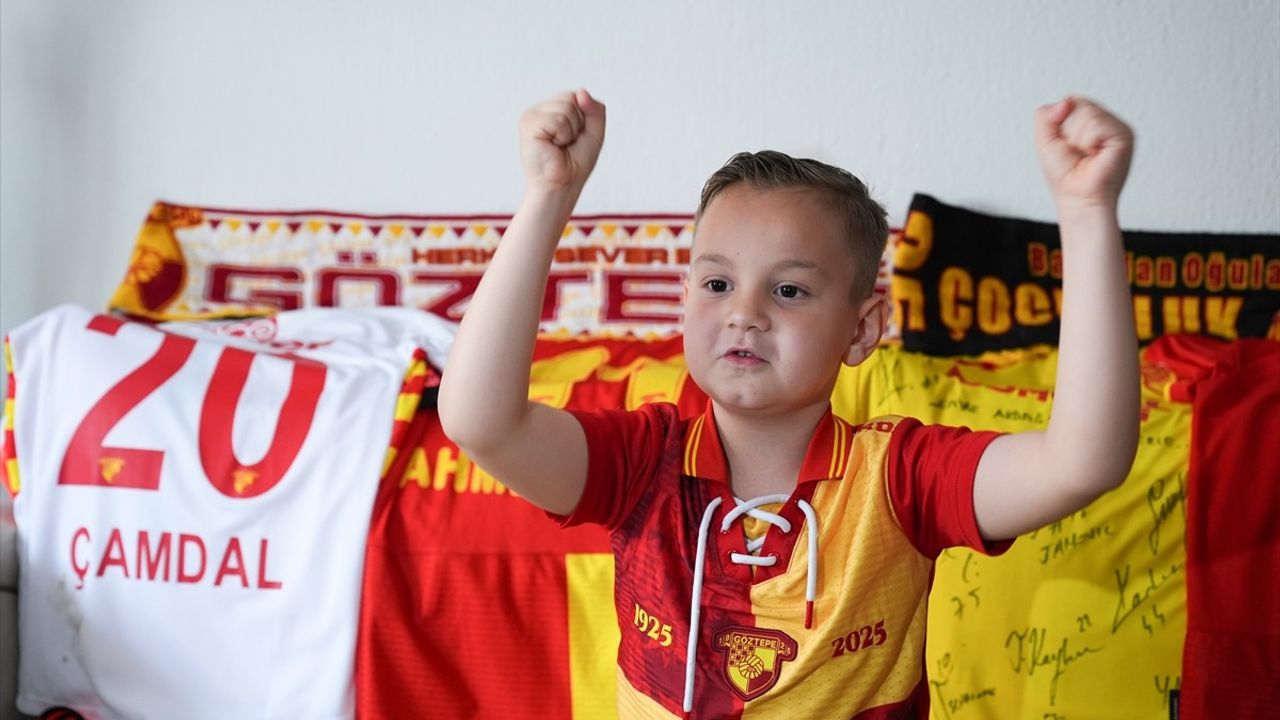 Göztepe'nin Küçük Taraftarı Kuzey Reis, Takımını Yalnız Bırakmıyor