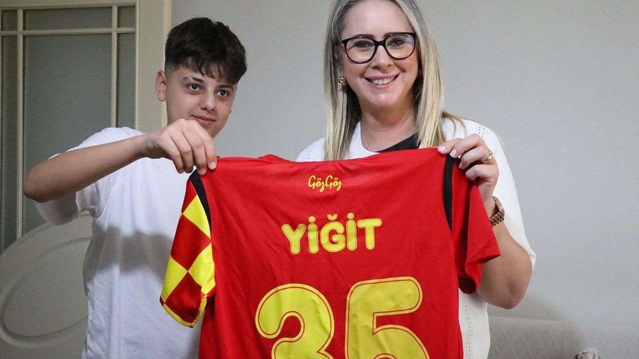 Göztepe Taraftarı Yiğit Çetin, Takımını Tribünden Desteklemeye Hazırlanıyor