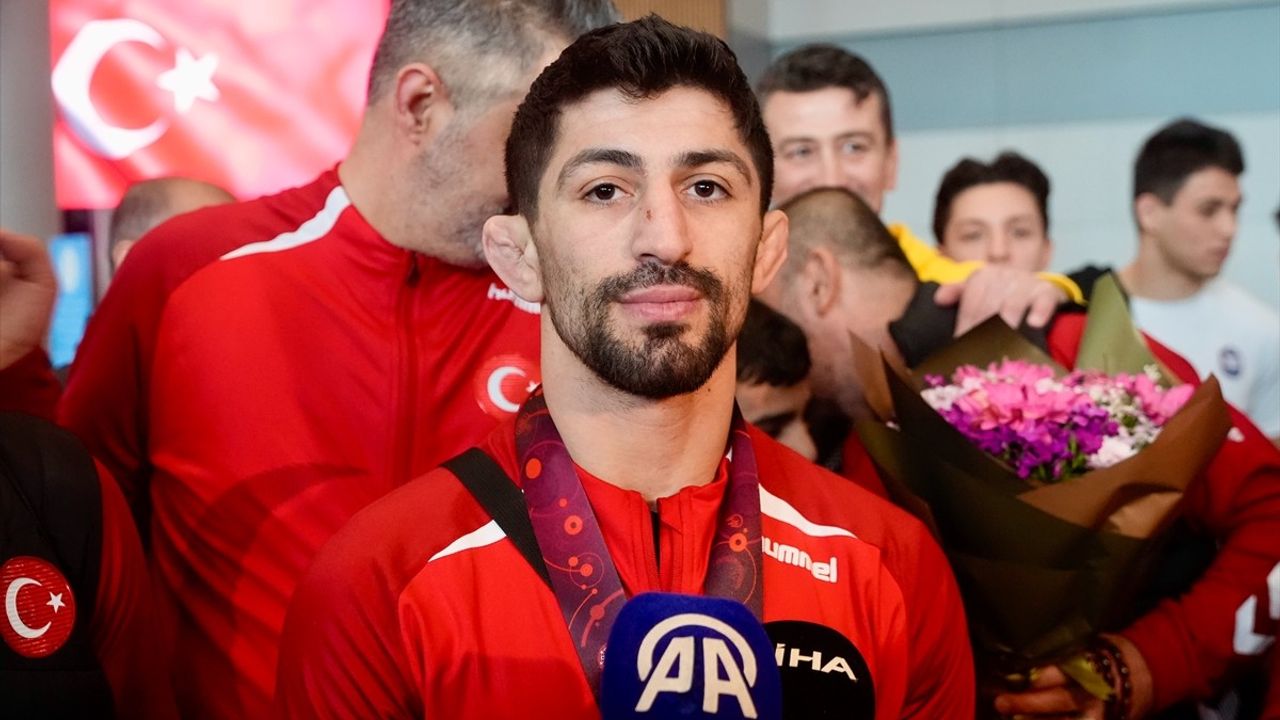 Grekoromen Güreş Milli Takımı Avrupa 2'ncisi Olarak Yurda Döndü
