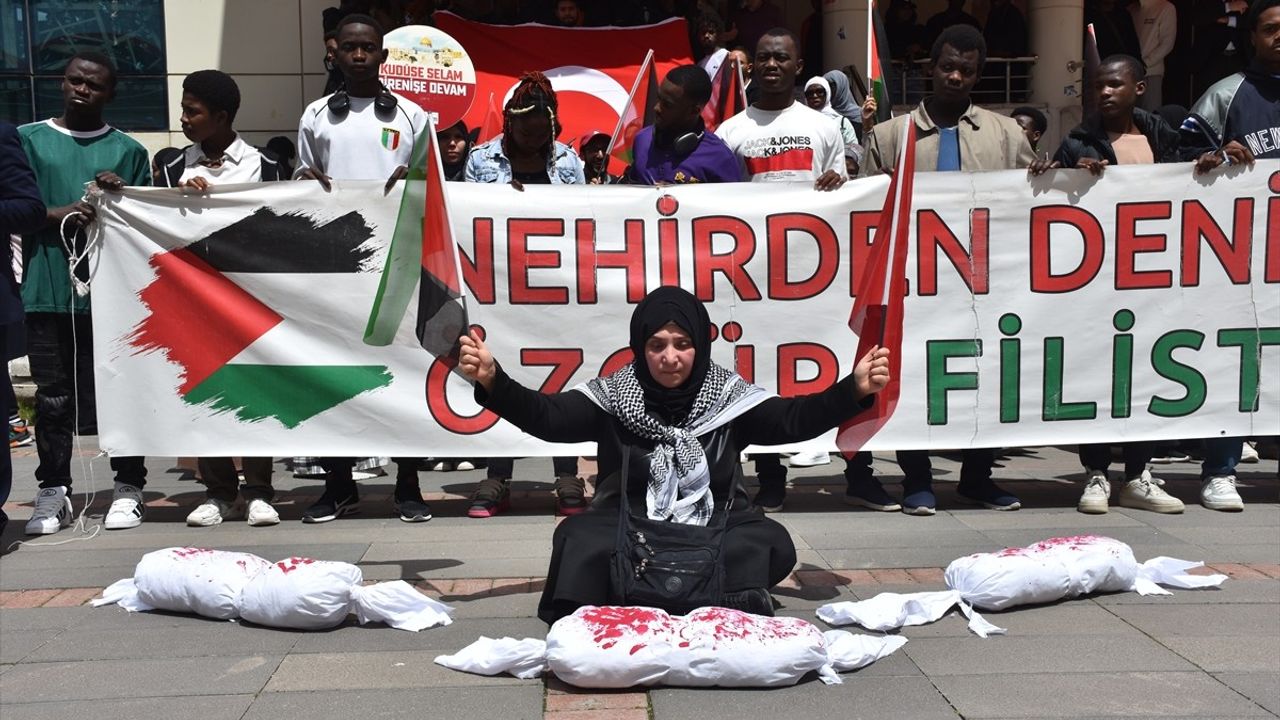 Gümüşhane'de Üniversite Öğrencileri İsrail'i Protesto Etti