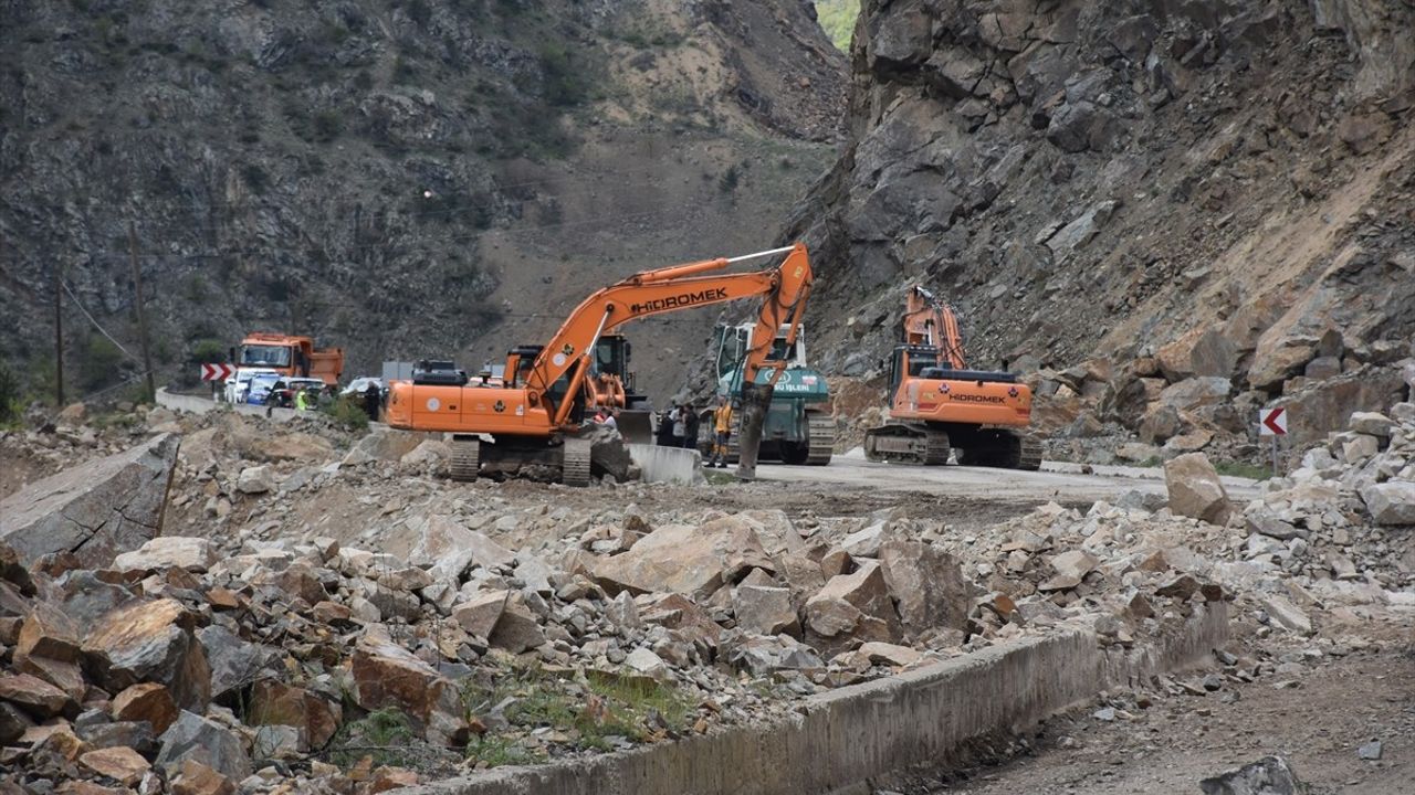 Gümüşhane-Giresun Kara Yolunda Heyelan Sonrası Kurtarma Çalışmaları Devam Ediyor