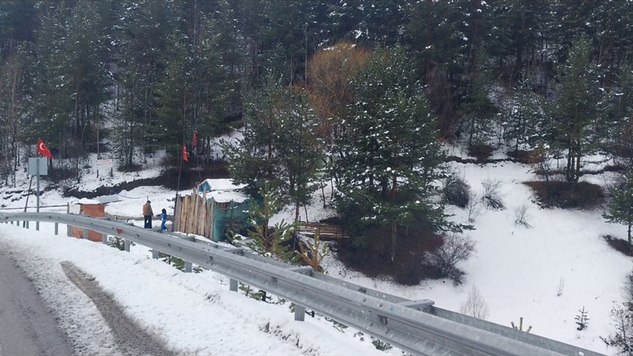 Gümüşhane'nin Kelkit İlçesinde Nisan Ayında Kar Etkili Oldu