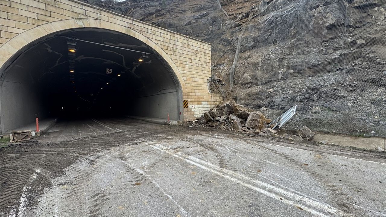 Gümüşhane-Trabzon kara yolunda heyelan: Ulaşım kapandı