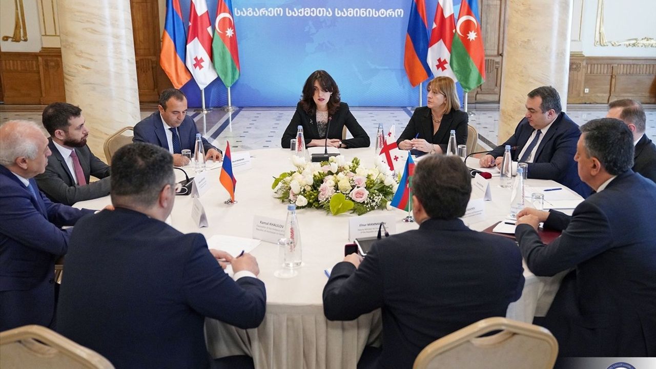 Gürcistan, Azerbaycan ve Ermenistan Heyetleri Tiflis'te İşbirliği Görüşmeleri Yapıyor