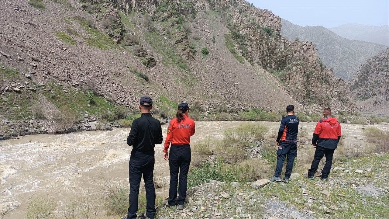 Hakkari'de 55 Yaşındaki Kayıp Kadının Arama Çalışmaları Devam Ediyor