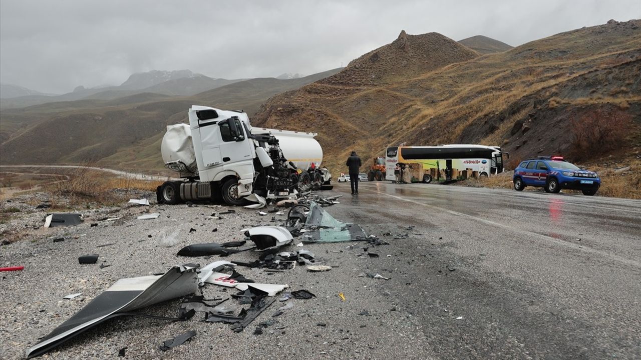 Hakkari'de Otobüs ve Yakıt Tankerinin Çarpışması: 8 Yaralı