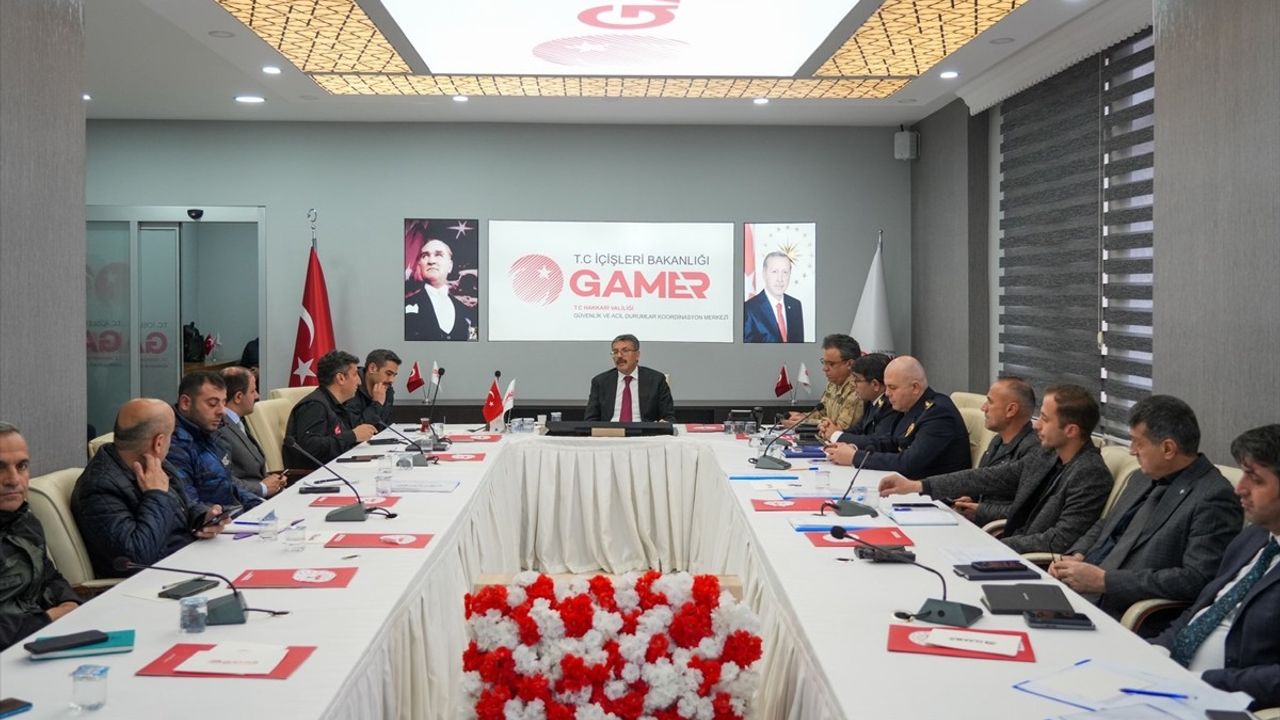 Hakkari'de Şiddetli Rüzgar ve Sağanak Sonucu Çatılarda Hasar Oluştu