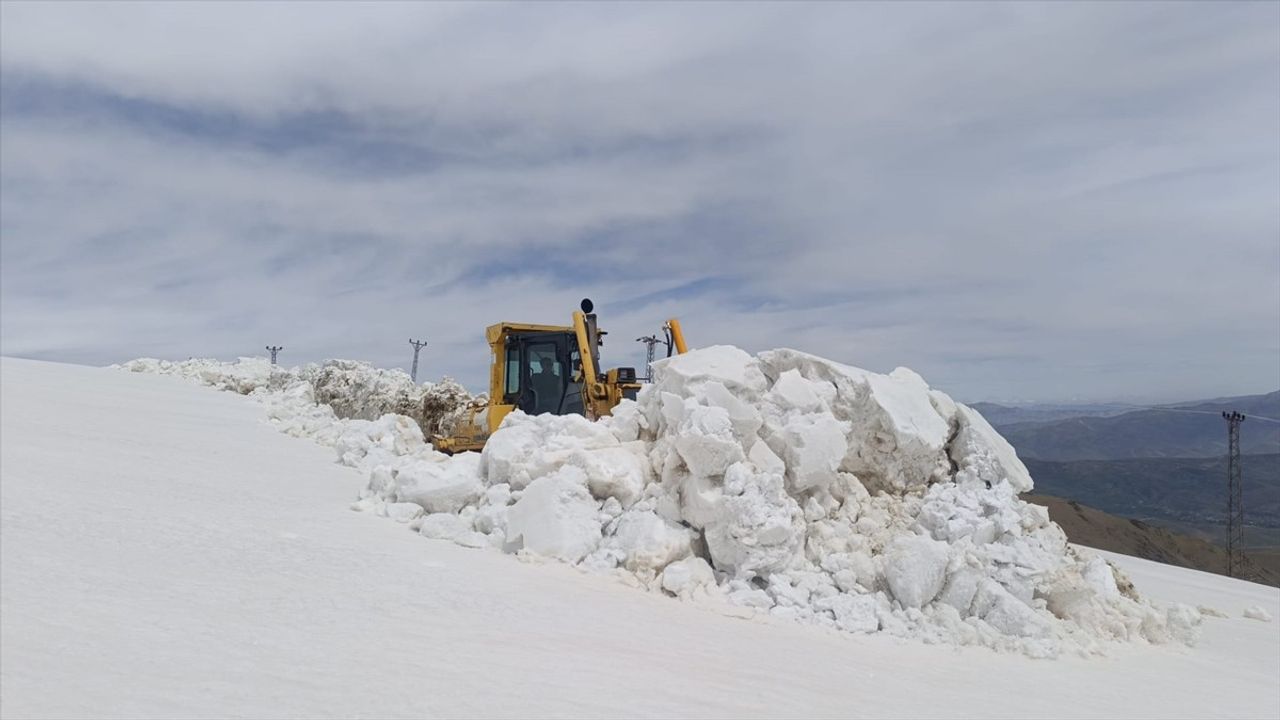 Hakkari'de Yüksek Kesimlerde Karla Mücadele Devam Ediyor