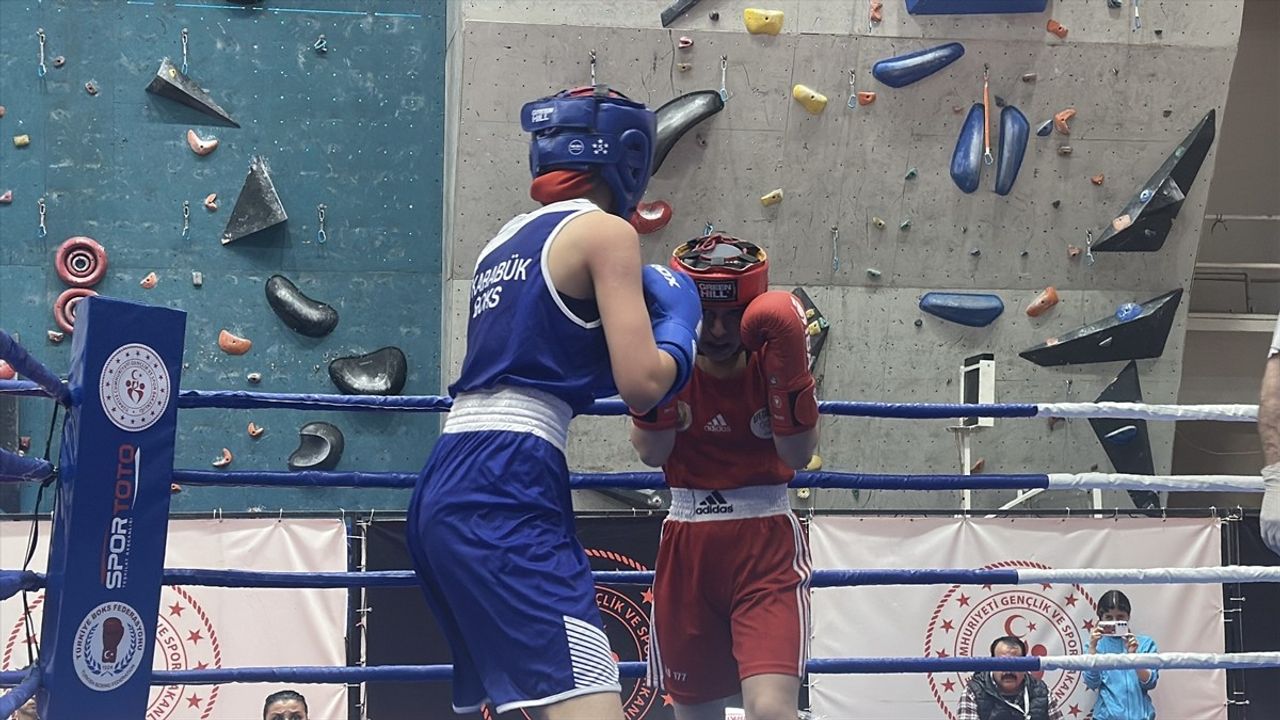 Hamdi Yıldırım 22 Yaş Altı Kadınlar Türkiye Boks Şampiyonası Samsun'da Başladı