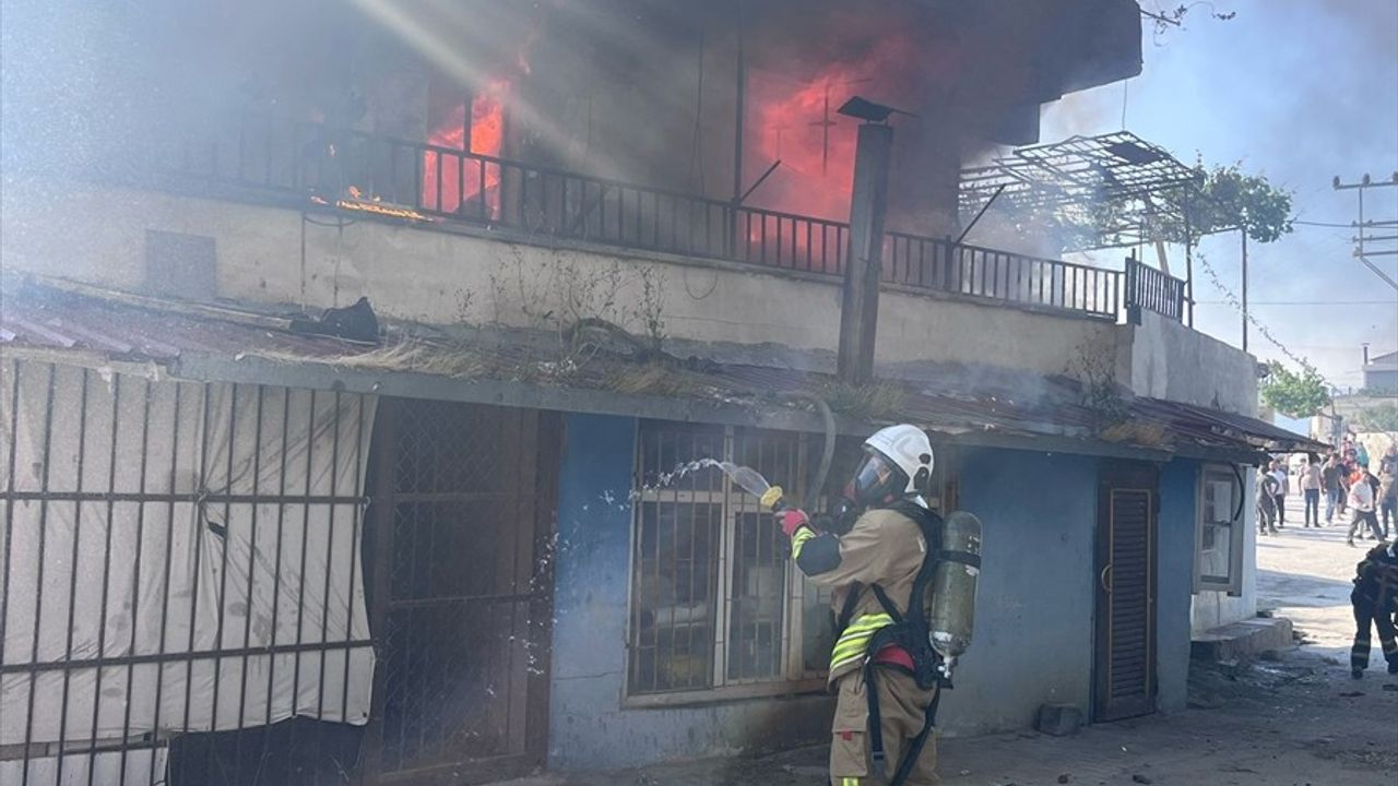 Hatay'da Apartman Dairesinde Yangın: 4 Kişi Dumandan Etkilendi