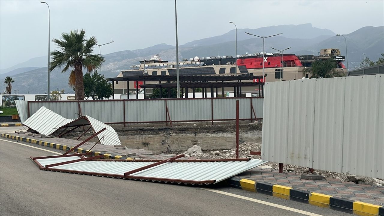Hatay'da Fırtına Etkisini Gösterdi: Binalar Zarar Gördü