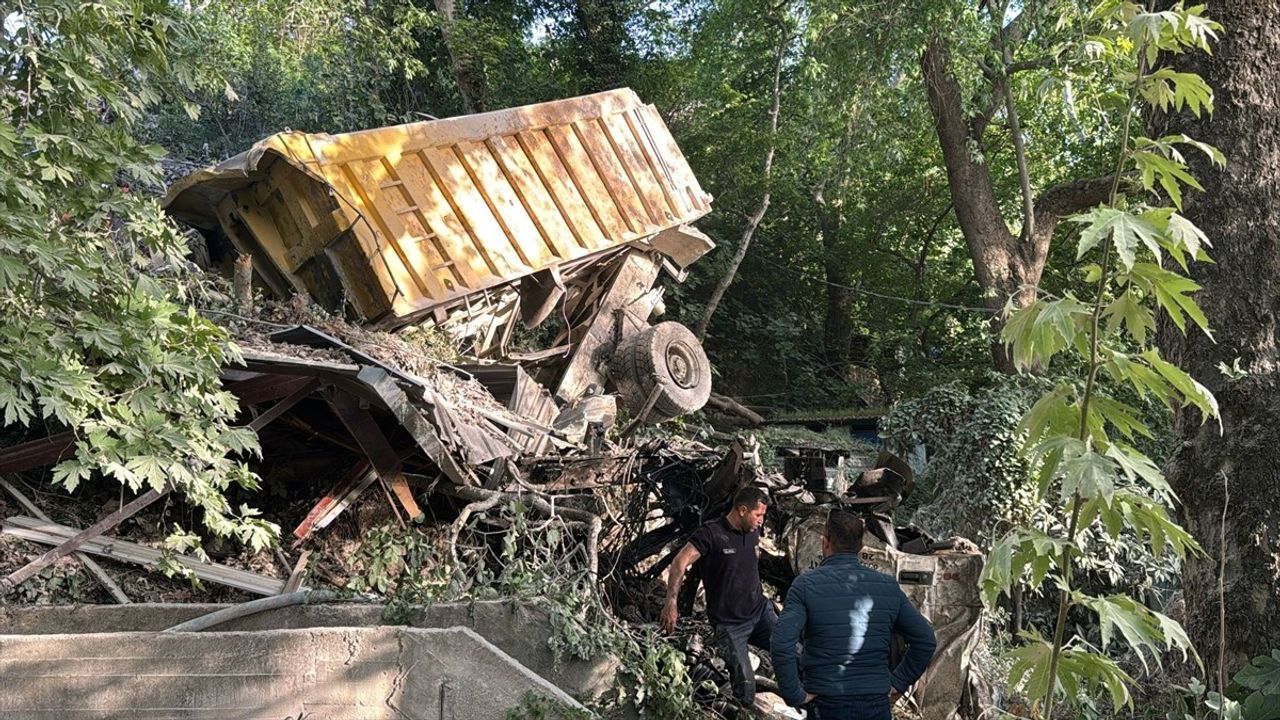 Hatay'da Freni Arızalanan Kamyon Uçuruma Devrildi: 1 Ölü, 1 Yaralı