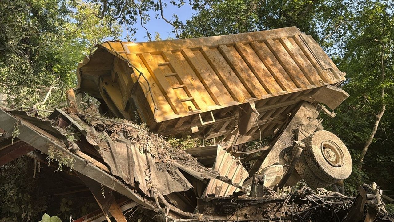 Hatay'da Freni Arızalanan Kamyonun Uçuruma Devrilmesi Anı Güvenlik Kamerasında