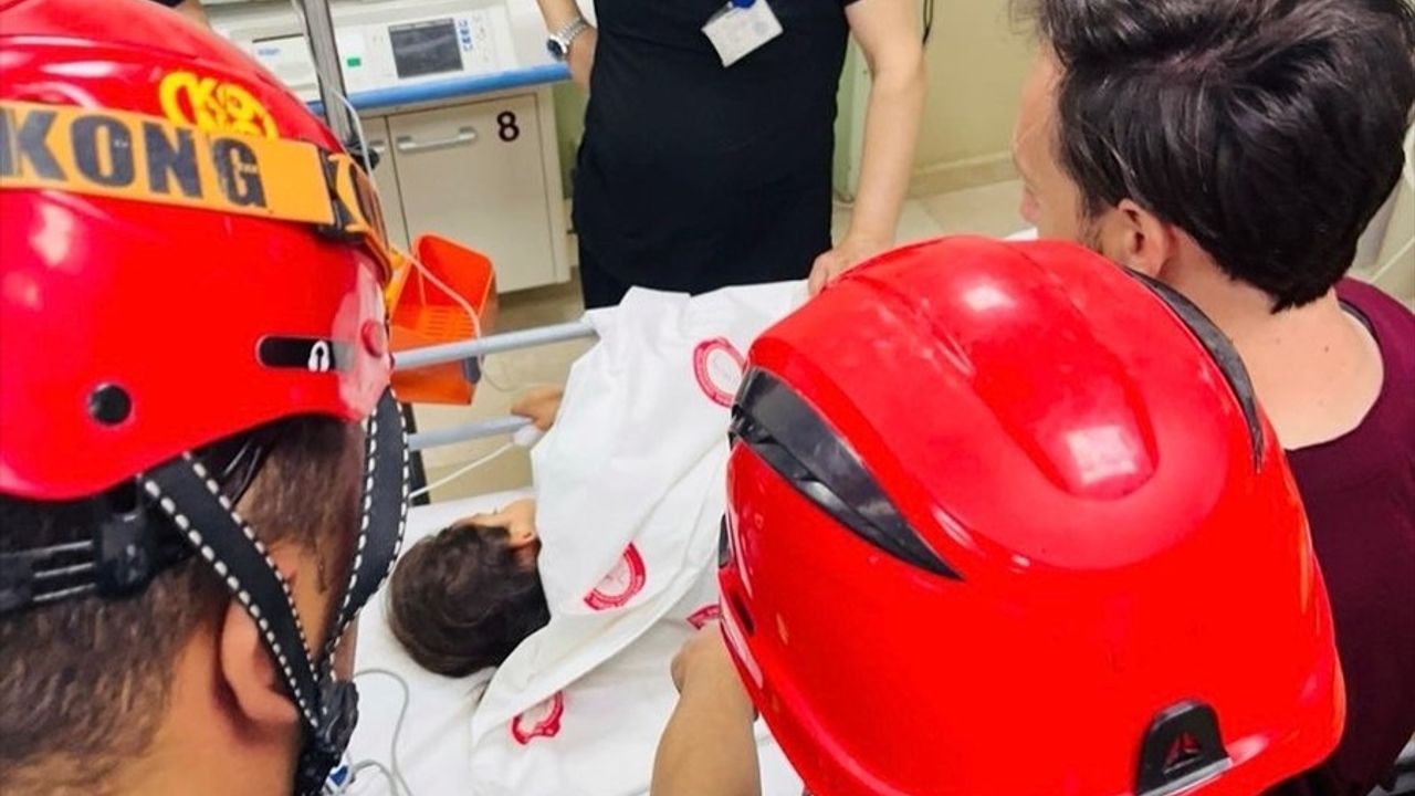 Hatay'da İnşaat Demiri Saplanan 6 Yaşındaki Kız Çocuğu Hastaneye Kaldırıldı