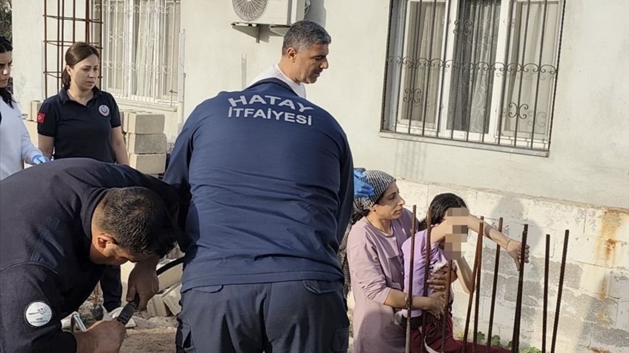 Hatay'da İtfaiye Ekipleri, Koluna İnşaat Demiri Batan Çocuğu Kurtardı