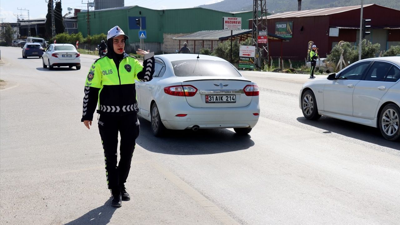 Hatay'da Kadın Trafik Polisleri Kent Trafiğine Yön Veriyor