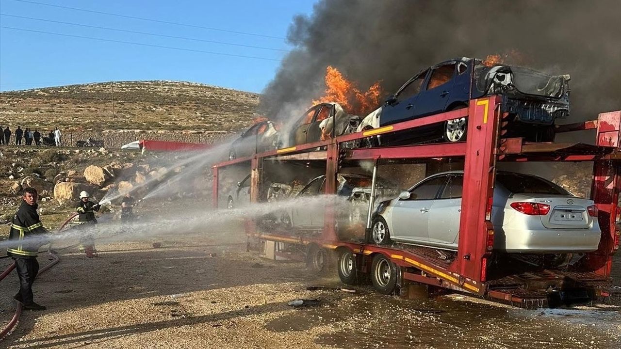 Hatay'daki Sınır Kapısında Yangın: 6 Otomobil Kullanılamaz Hale Geldi