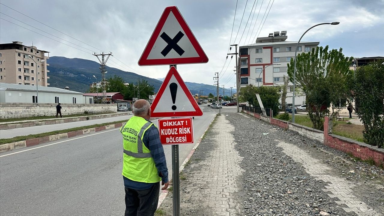 Hatay'ın Dörtyol İlçesinde Kuduz Riski Nedeniyle Mahalle Karantinaya Alındı