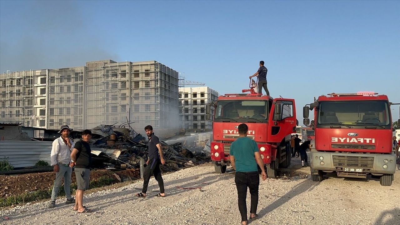 Hatay Kırıkhan'da İnşaat Şantiyesindeki Yangın Söndürüldü