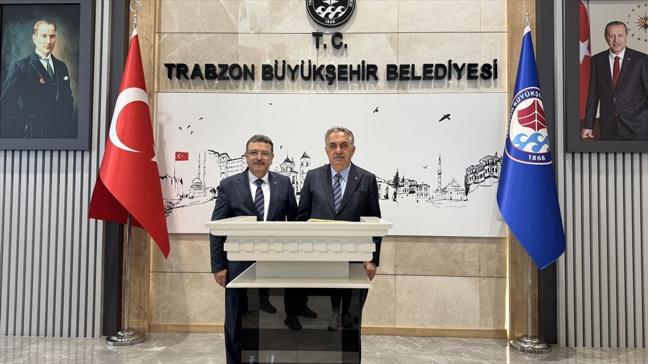 Hayati Yazıcı Trabzon'da Siyasi Rekabet ve Projeler Üzerine Değerlendirmelerde Bulundu