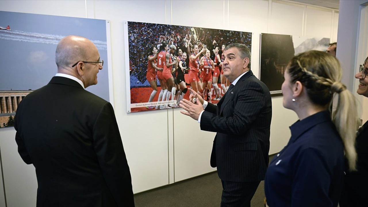 Hazine ve Maliye Bakanı Mehmet Şimşek, AA'nın Brüksel Ofisini Ziyaret Etti