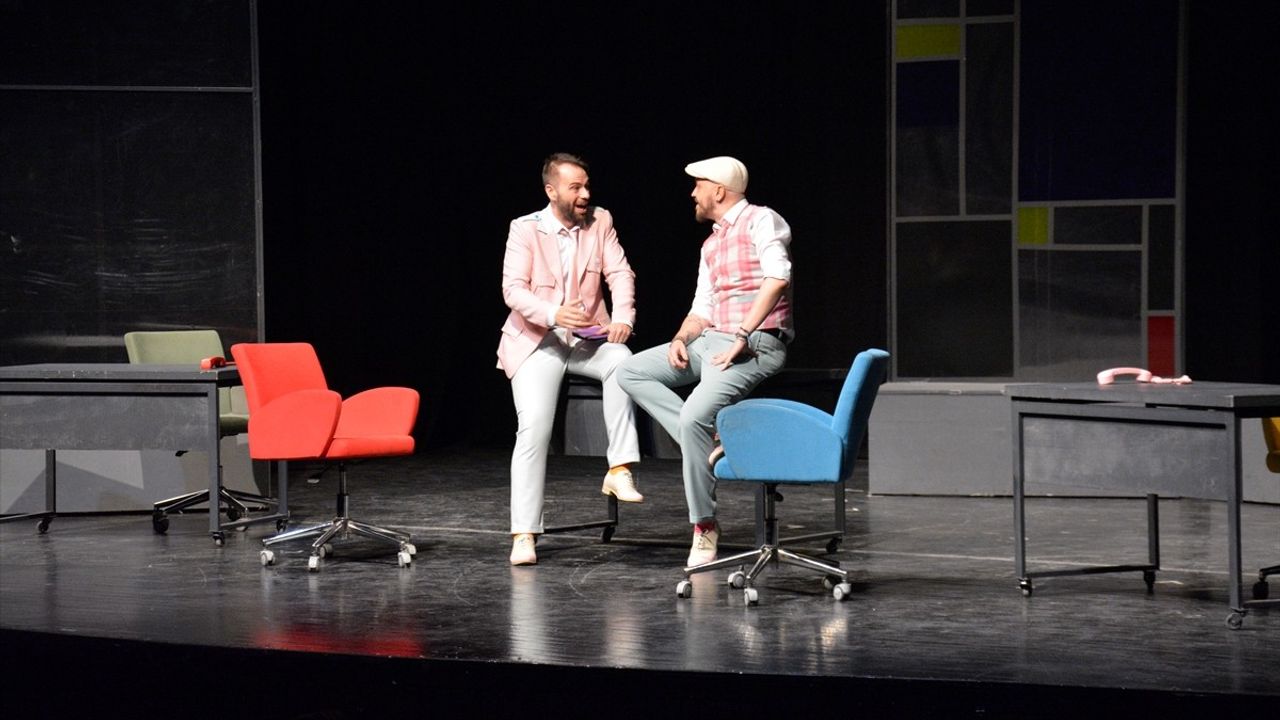 Hevesi Kursağında Kalanlar Kulübü Oyunu Bursa'da Sahnelendi