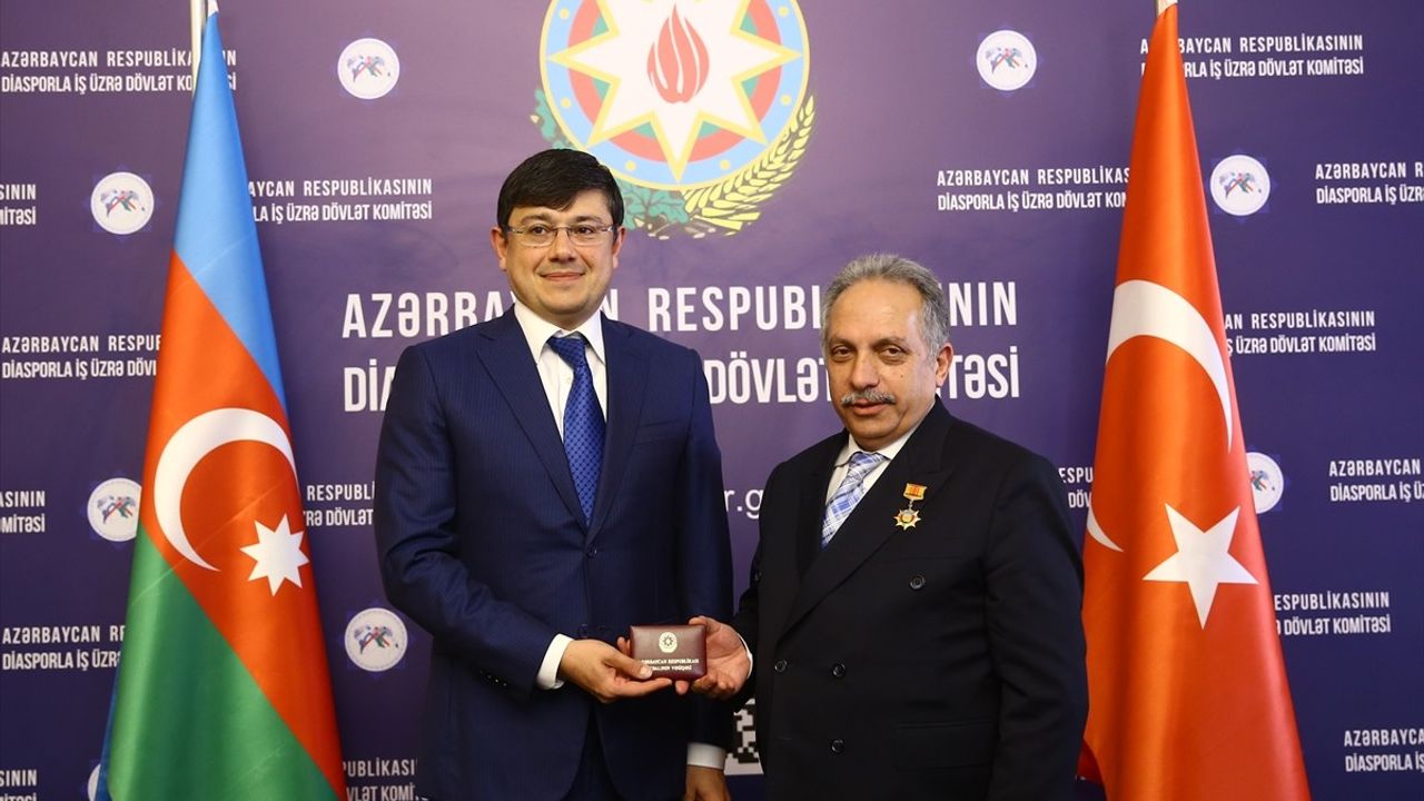 Hulusi Akar, Azerbaycan Diaspora Komitesi Başkanı Muradov ile Bakü'de Görüştü