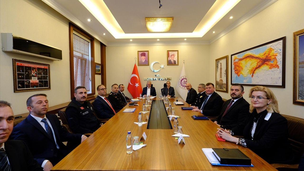 İçişleri Bakan Yardımcısı Münir Karaloğlu, Burdur'da Sokak Hayvanları Sorunu Üzerine Konuştu