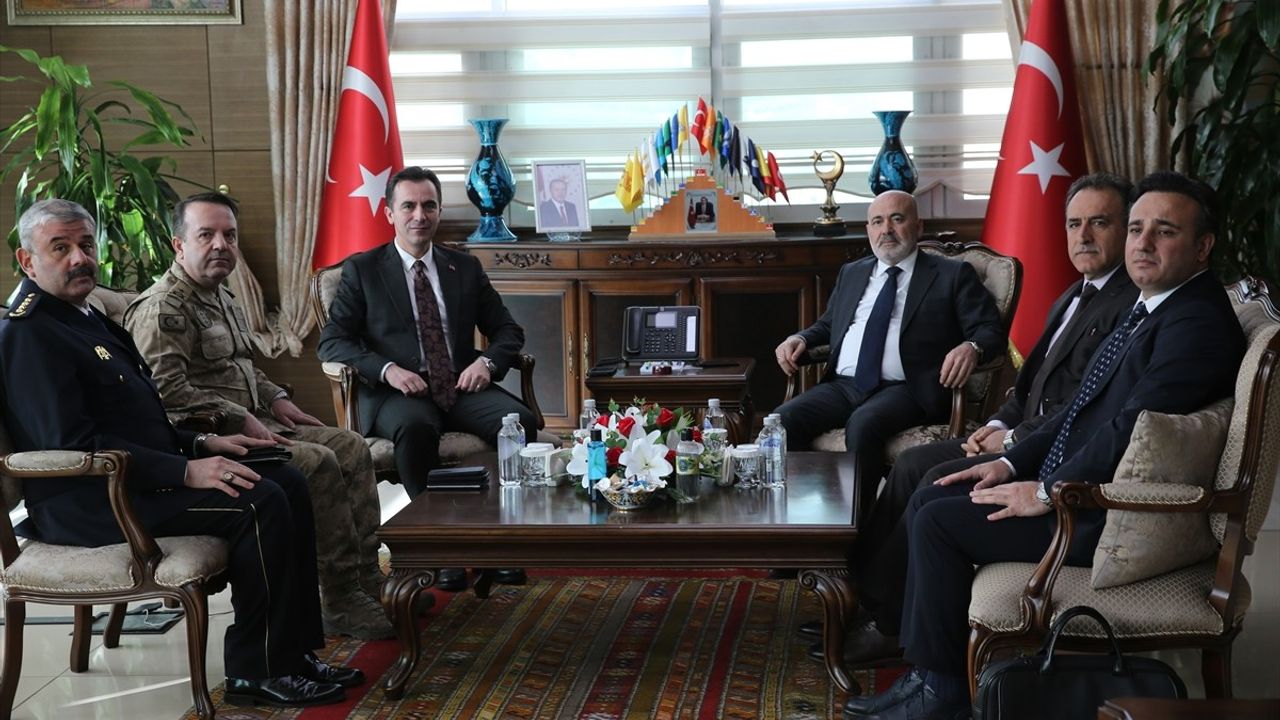 İçişleri Bakan Yardımcısı Sağlam, Bitlis'te Sahipsiz Hayvanlar İçin Barınak İnceledi