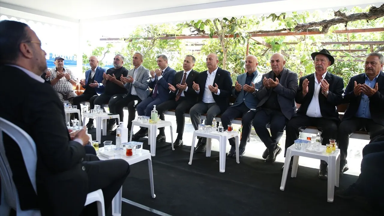 İçişleri Bakanı Yerlikaya'dan Çavuşoğlu Ailesine Taziye Ziyareti