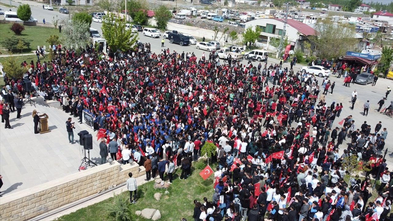 Iğdır'da Öğrenciler Ermeni Mezalimini Anmak İçin Yürüyüş Düzenledi