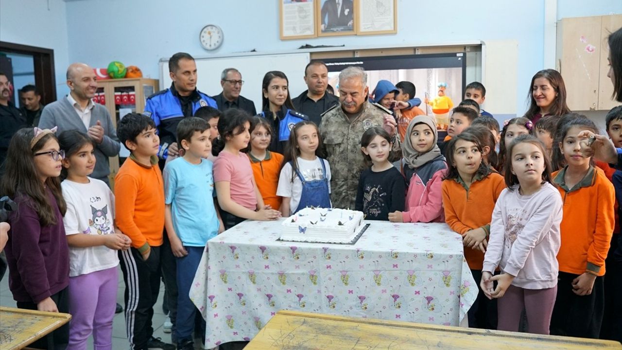 Iğdır Emniyet Müdürü Niyazi Turgay, Minik Öğrencinin Doğum Gününü Kutladı